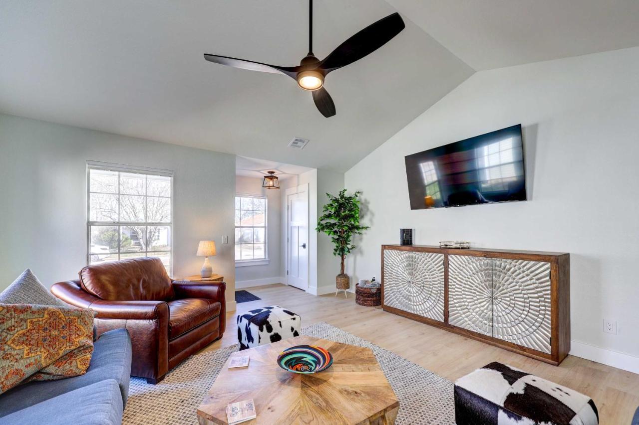 Chic Bentonville Home With Patio And Fire Pit! Bagian luar foto