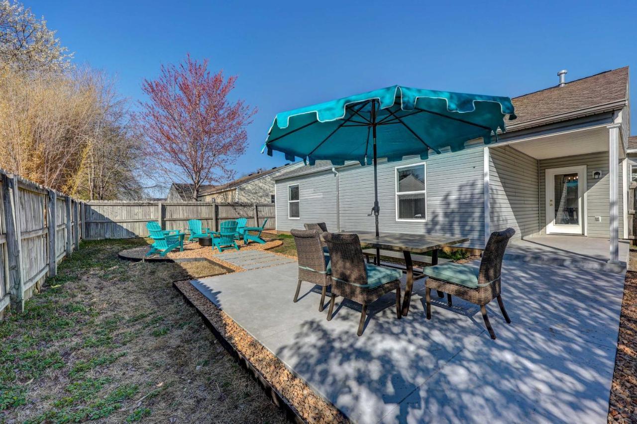 Chic Bentonville Home With Patio And Fire Pit! Bagian luar foto